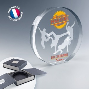 Round trophy with straight edge