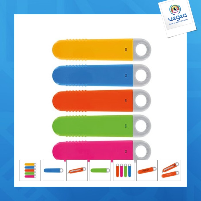 Plastic cutter with self-retracting blade